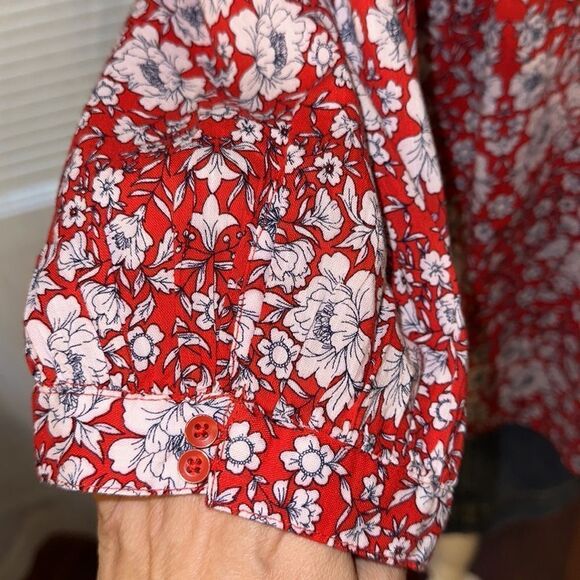 StJohn’s Bay 2X Classic All American Colors Red Blue White Floral V-Neck Blouse - Picture 6 of 12